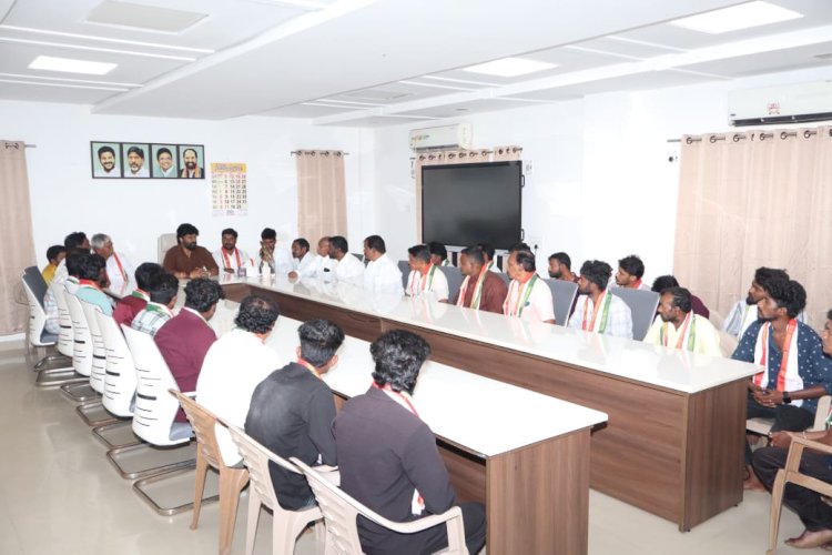 రామగుండం ఎమ్మెల్యే రాజ్ ఠాకూర్ సమక్షంలో కాంగ్రెస్‌లోకి చేరిన అంతర్గాం బీఆర్‌ఎస్ నాయకులు