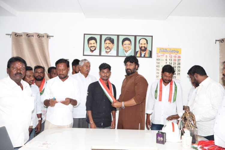 రామగుండం ఎమ్మెల్యే రాజ్ ఠాకూర్ సమక్షంలో కాంగ్రెస్‌లోకి చేరిన అంతర్గాం బీఆర్‌ఎస్ నాయకులు